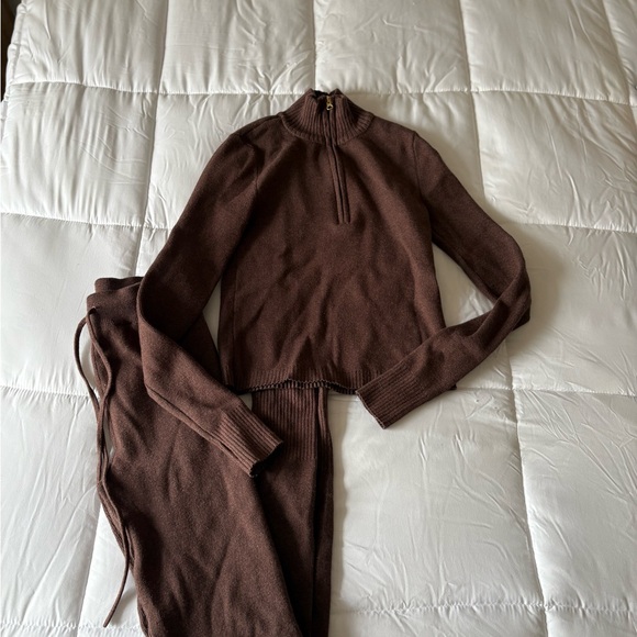 Revolve Knit Set - Picture 9 of 12